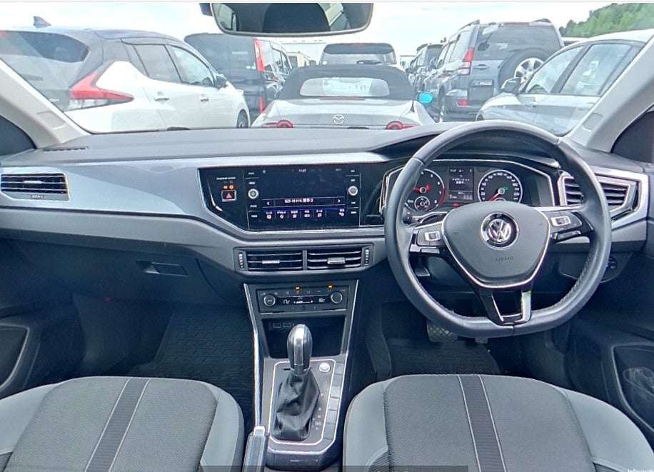 2018  Polo   
AWCHZ 
TSI High line
1,000cc 
22,202km 
White
One Owner 
Alloys 
Fog lights 
Steering controls 
HD Navi
Push Start
Pre-crach
Back Camera 
LED Head lights 
Cruise control