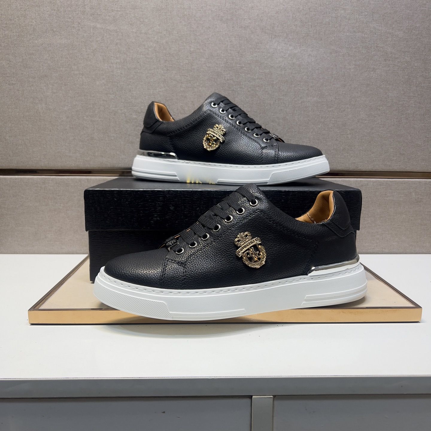 High-end luxury genuine leather, lightweight, soft, comfortable, breathable cowhide versatile white sneakers for travel and running.