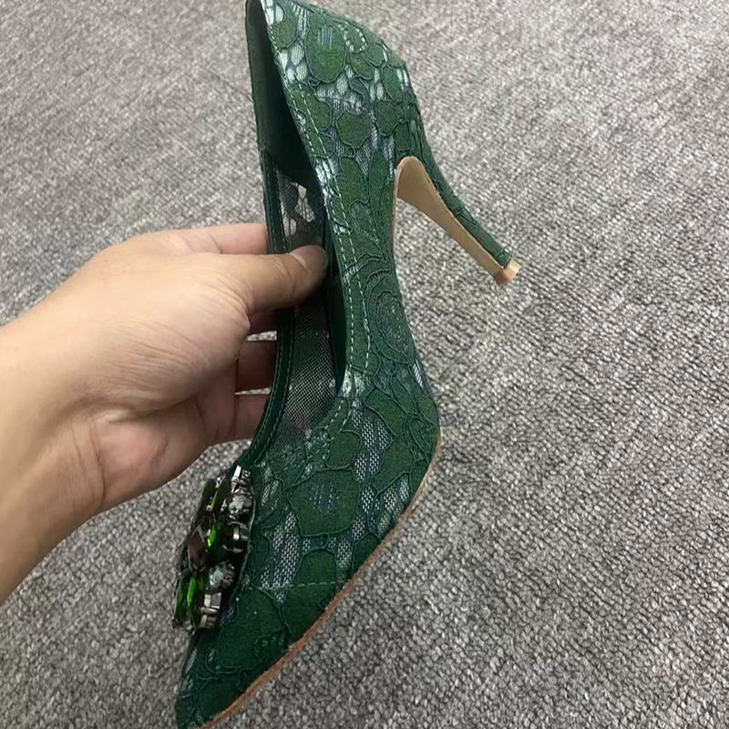 Heels with European and American rhinestones and gold.