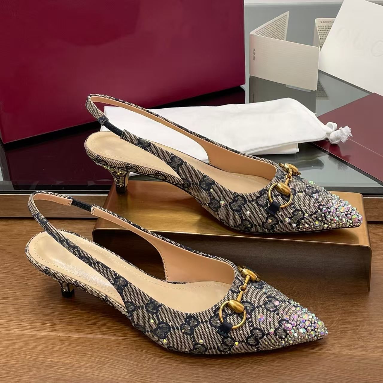 Enjoyed a unique and no-threshold platform coupon. Embroidered Flat Heel Pumps with Covered Toes