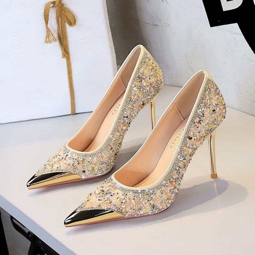 Heels with European and American rhinestones and gold.