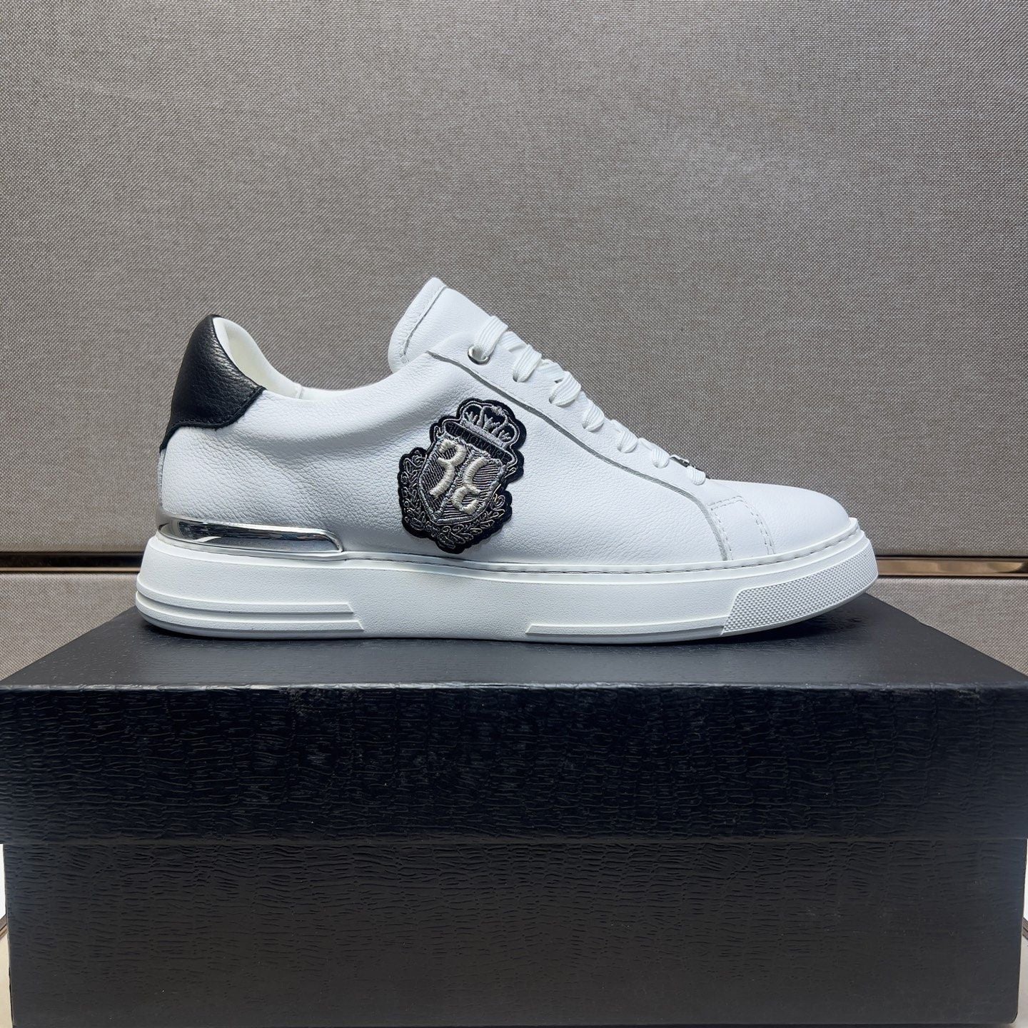 High-end luxury genuine leather, lightweight, soft, comfortable, breathable cowhide versatile white sneakers for travel and running.