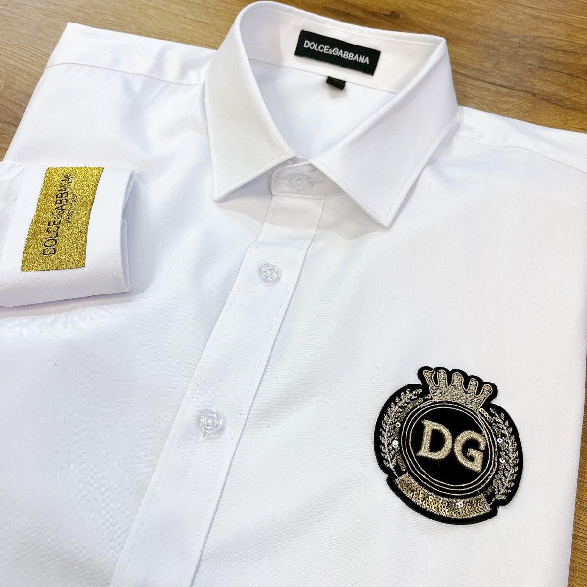 Place an order with Dada now. Fan's high-end wrinkle-resistant shirts
