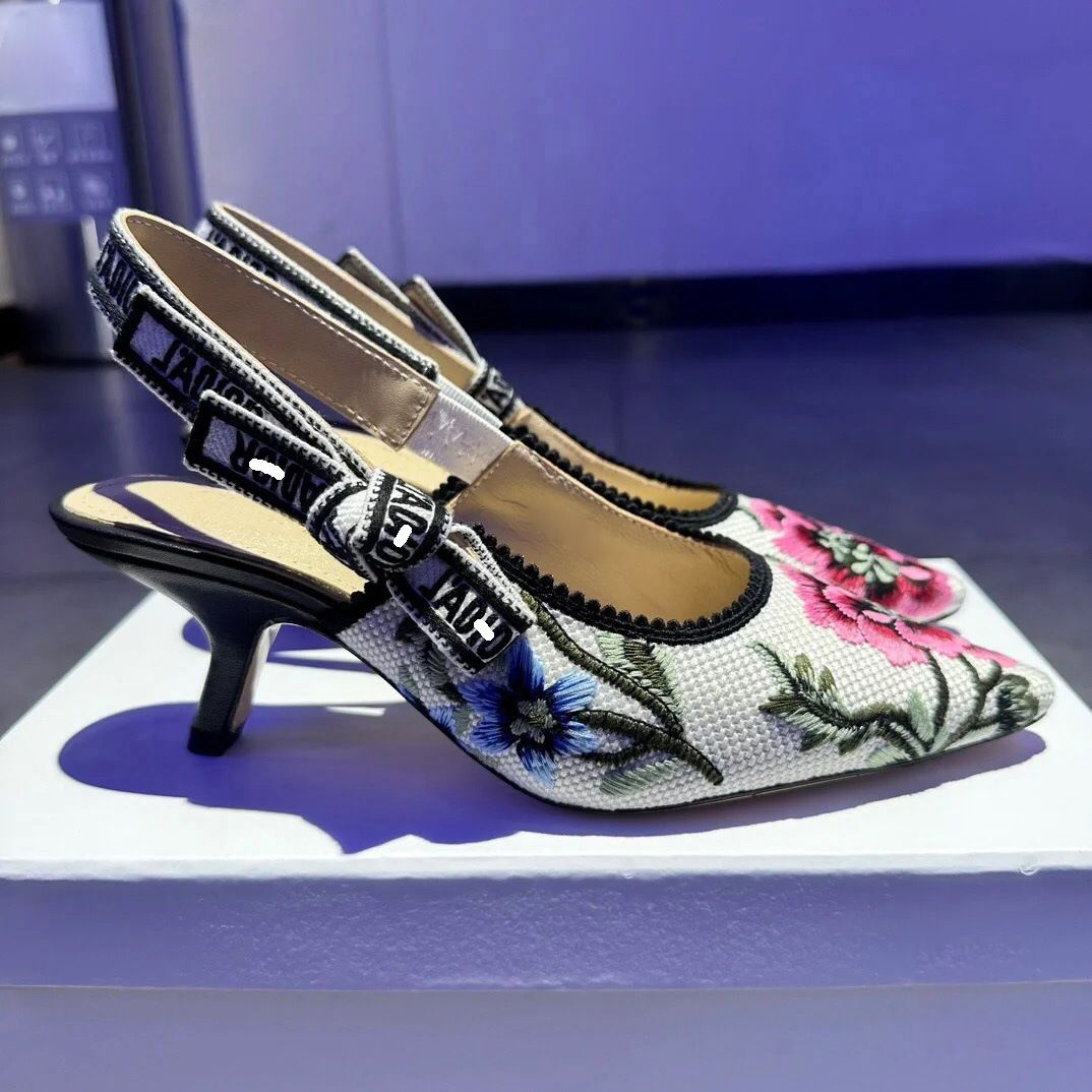 Enjoyed a unique and no-threshold platform coupon. Embroidered Flat Heel Pumps with Covered Toes