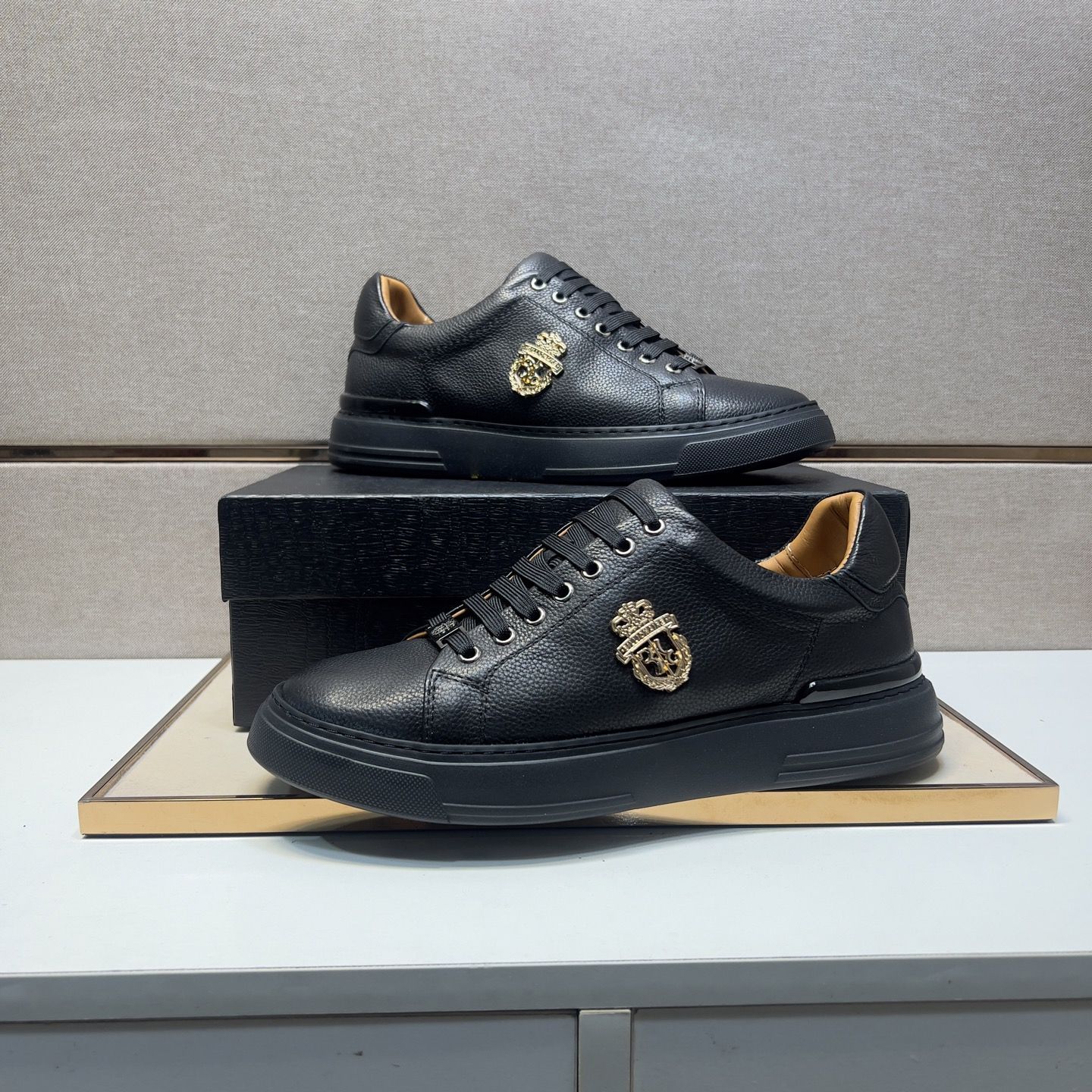 High-end luxury genuine leather, lightweight, soft, comfortable, breathable cowhide versatile white sneakers for travel and running.