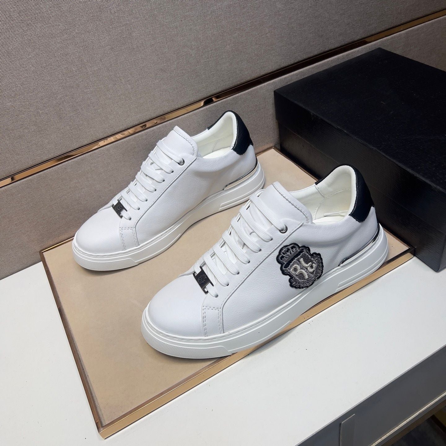 High-end luxury genuine leather, lightweight, soft, comfortable, breathable cowhide versatile white sneakers for travel and running.