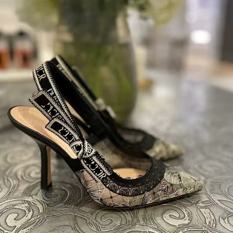 Enjoyed a unique and no-threshold platform coupon. Embroidered Flat Heel Pumps with Covered Toes