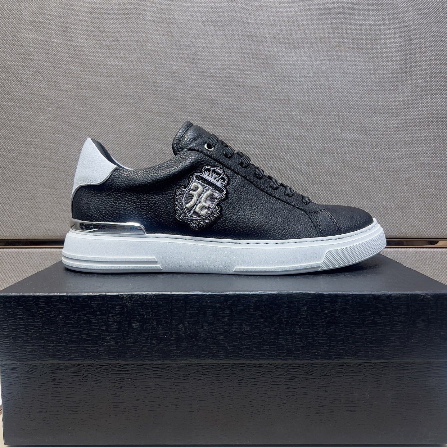 High-end luxury genuine leather, lightweight, soft, comfortable, breathable cowhide versatile white sneakers for travel and running.