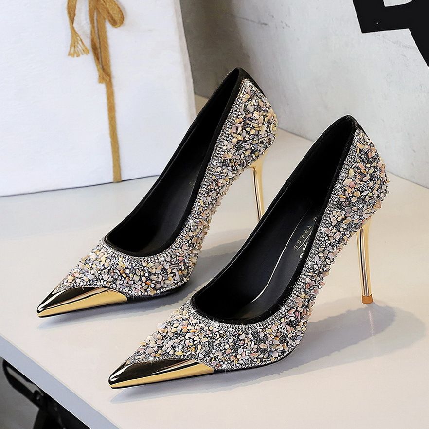 Heels with European and American rhinestones and gold.