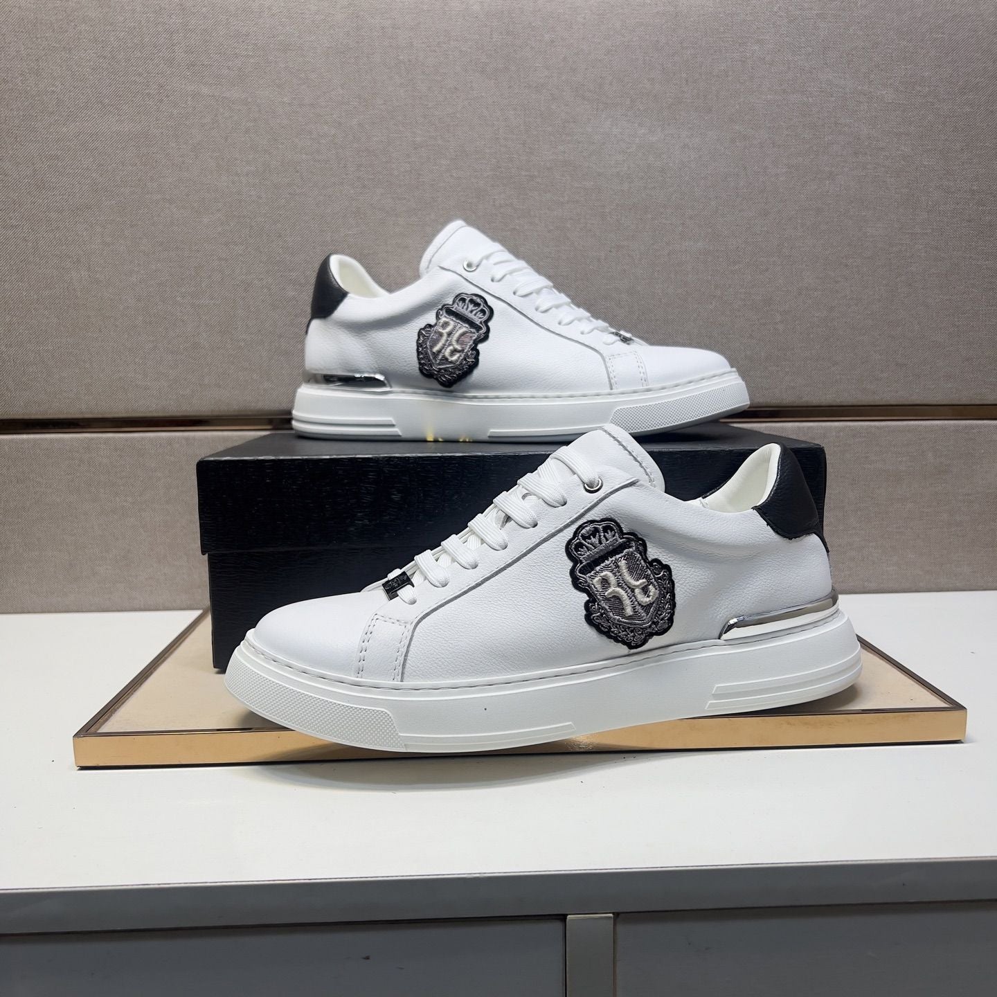 High-end luxury genuine leather, lightweight, soft, comfortable, breathable cowhide versatile white sneakers for travel and running.