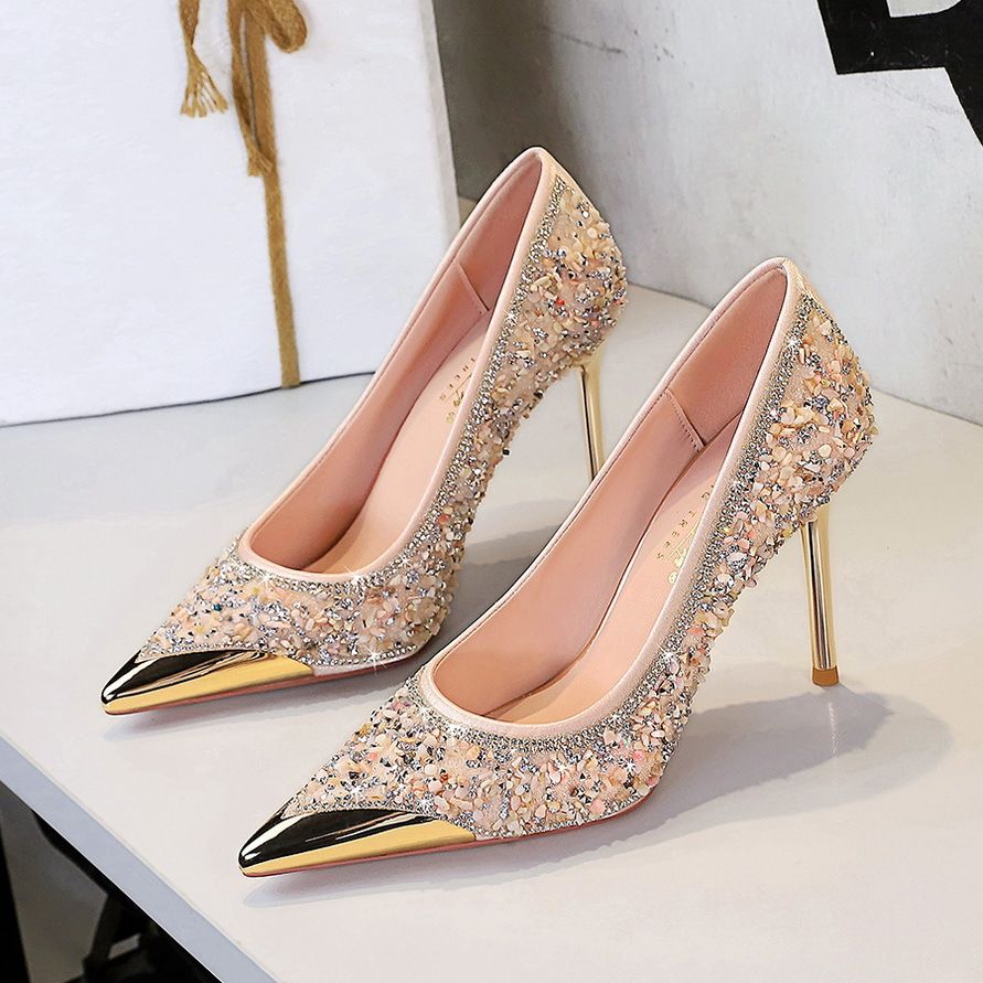 Heels with European and American rhinestones and gold.