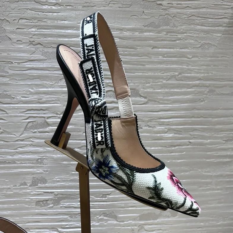 Enjoyed a unique and no-threshold platform coupon. Embroidered Flat Heel Pumps with Covered Toes