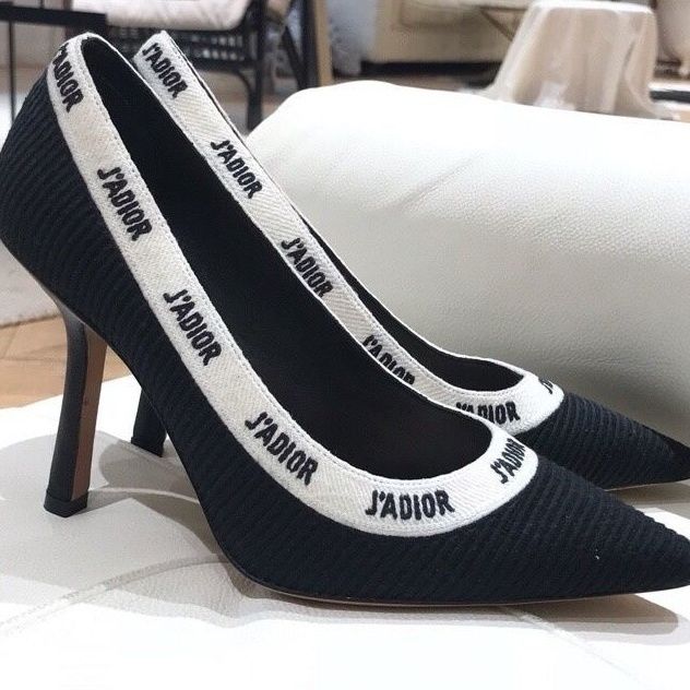 Enjoyed a unique and no-threshold platform coupon. Embroidered Flat Heel Pumps with Covered Toes