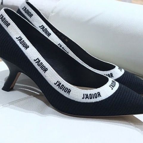 Enjoyed a unique and no-threshold platform coupon. Embroidered Flat Heel Pumps with Covered Toes